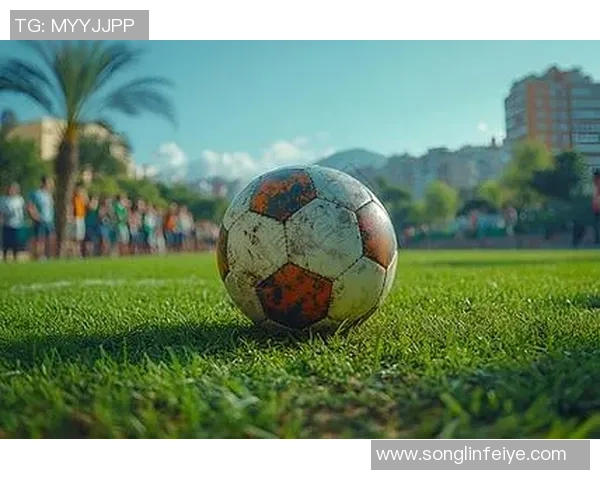 在绿茵场上绽放爱的光芒足球情侣写真记录甜蜜瞬间