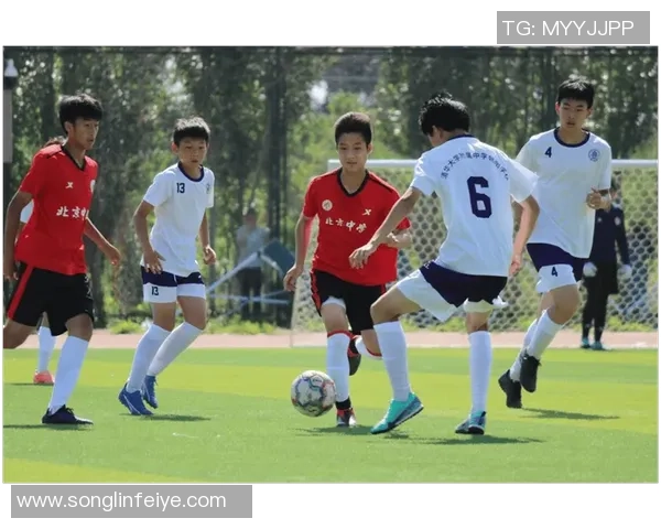 小将踢足球展现青春活力与团队精神的精彩瞬间